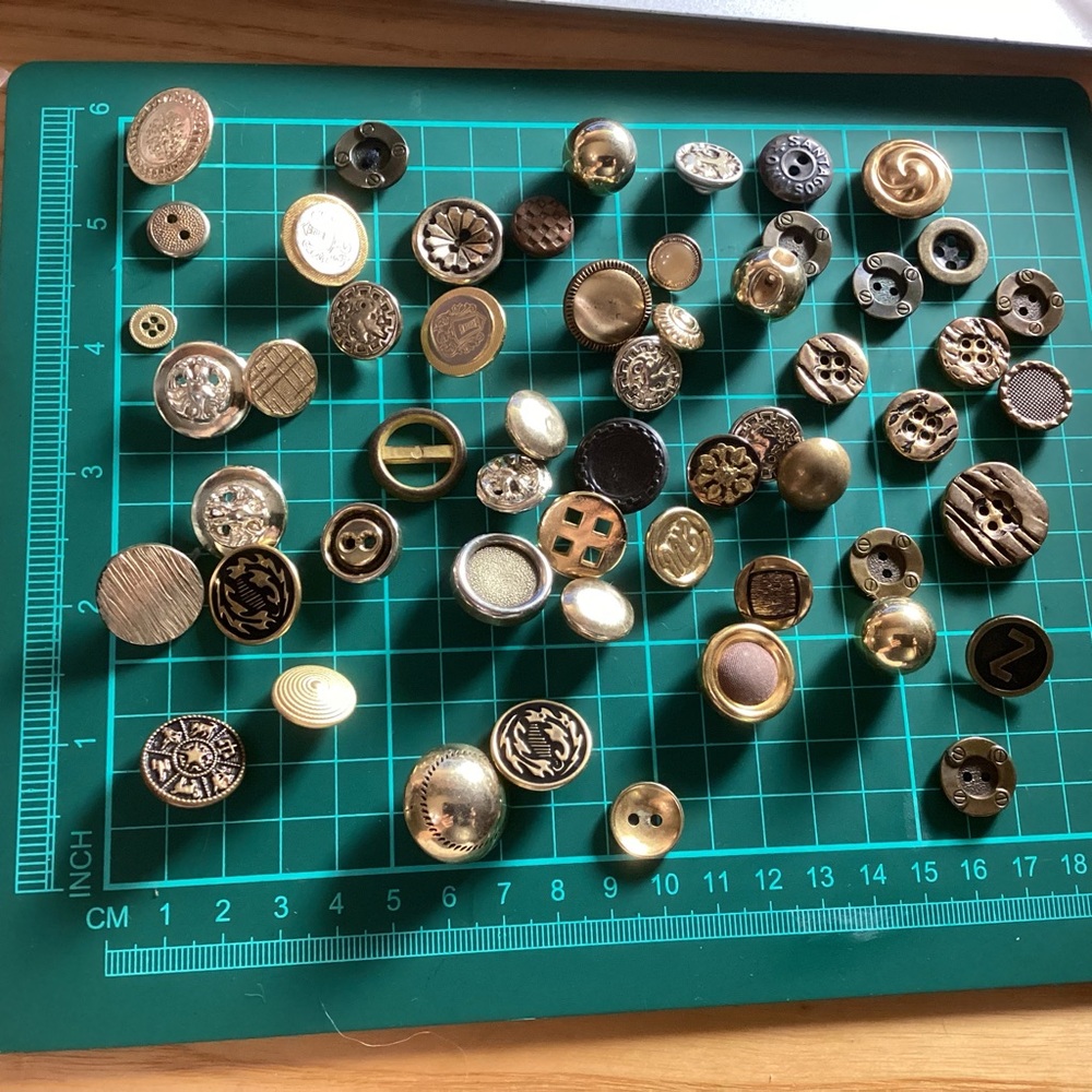 86 grams of gold tone and copper tone mixed sewing buttons lot